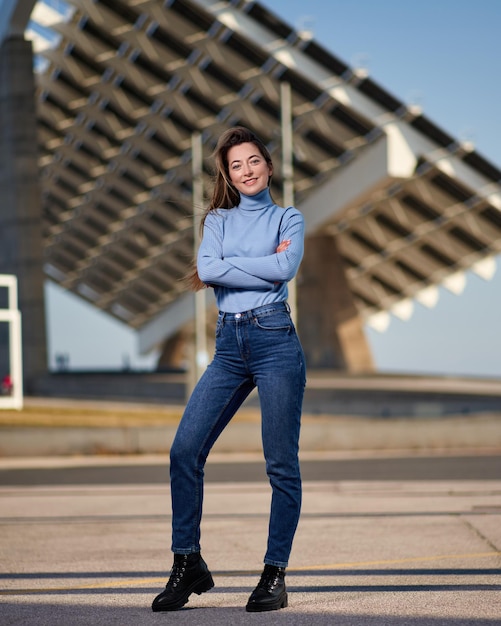 Portrait d'une belle jeune femme à la mode