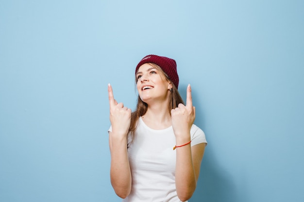 Portrait d'une belle jeune femme montrant des gestes