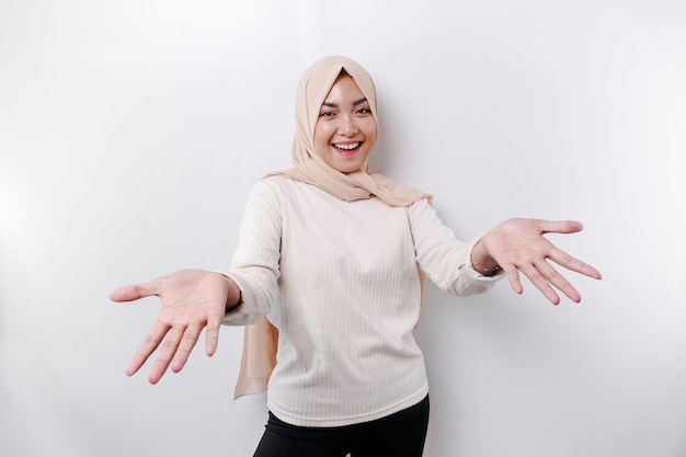 Portrait d'une belle jeune femme musulmane asiatique portant un foulard gesticulant Eid Mubarak salutation