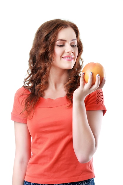 Portrait d'une belle jeune femme à l'orange