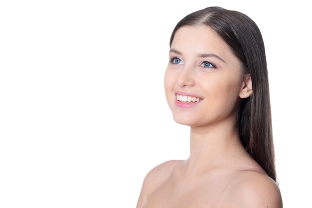 Portrait de belle jeune femme avec une peau parfaite posant