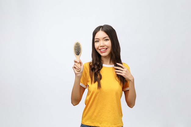 Portrait d'une belle jeune femme peigne cheveux merveilleux