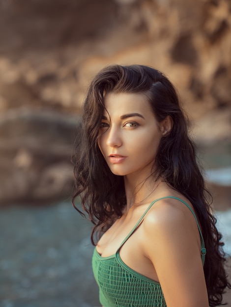 Portrait de la belle jeune femme sur la plage.