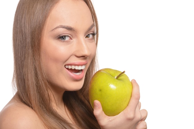 Portrait de belle jeune femme avec pomme verte isolé sur fond blanc