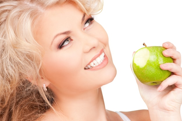 Portrait de belle jeune femme à la pomme verte