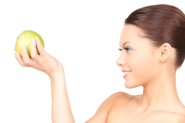 Portrait de belle jeune femme avec pomme verte