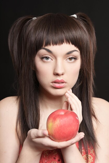 Portrait de la belle jeune femme à la pomme