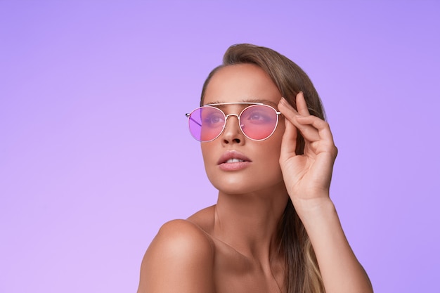 Portrait De La Belle Jeune Femme Portant Des Lunettes De Soleil Rouges. Mannequin Sensuel