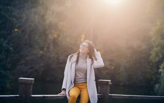 Portrait d'une belle jeune femme portant un manteau à l'extérieur