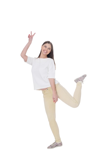 Portrait d'une belle jeune femme portant des vêtements décontractés