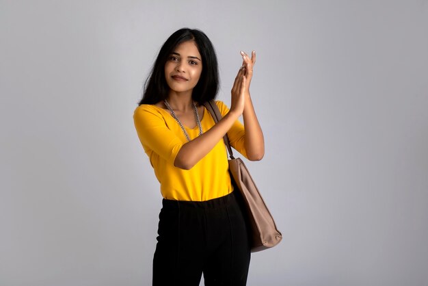 Portrait d'une belle jeune femme portant des vêtements élégants avec un sac à main ou un sac à main.