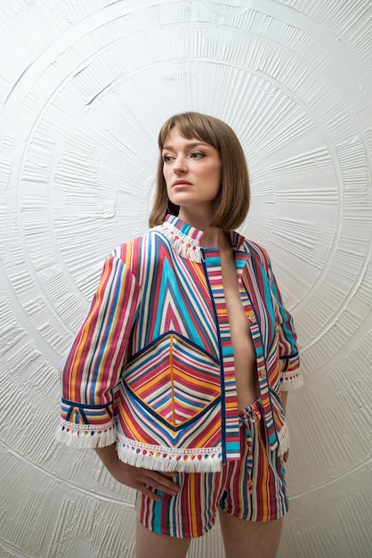 portrait d'une belle jeune femme portant des vêtements de mode. tourné en studio sur fond blanc.