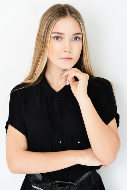 Portrait d'une belle jeune femme posant en studio