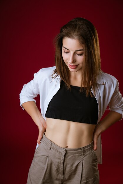 Portrait d'une belle jeune femme avec une presse sur l'abdomen posant