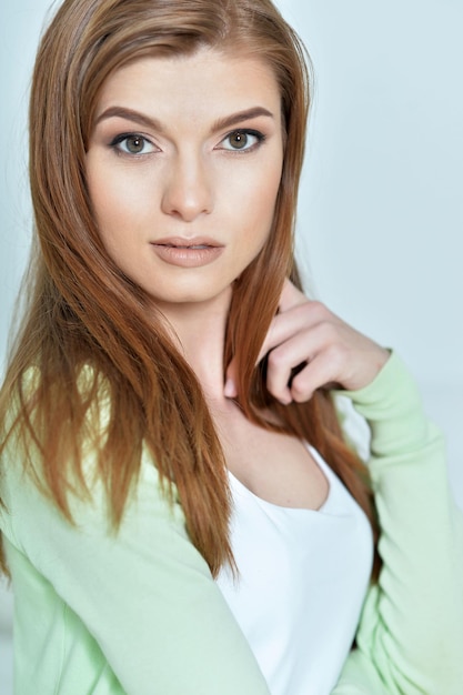 Portrait de belle jeune femme qui pose en studio