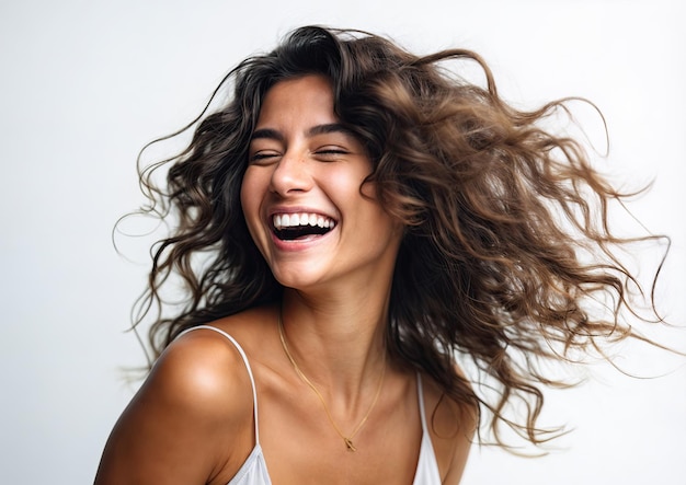 Portrait d'une belle jeune femme riant avec ses cheveux dans le vent