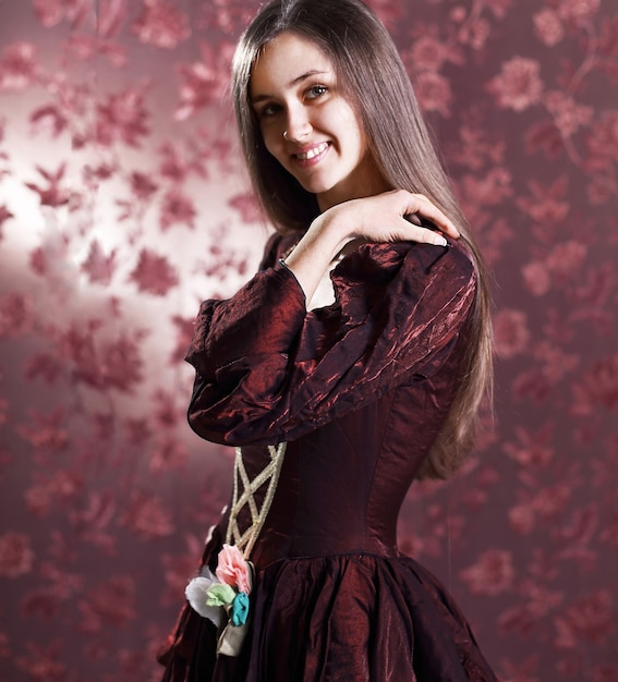Portrait de belle jeune femme en robe élégante