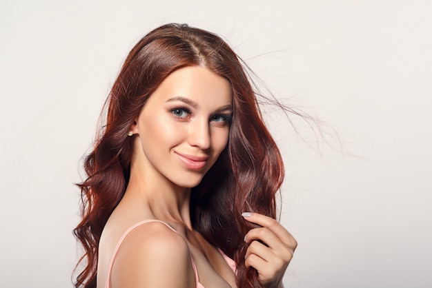 Portrait d'une belle jeune femme rousse