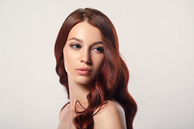 Portrait d'une belle jeune femme rousse