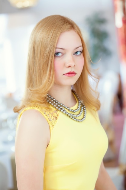 Portrait de belle jeune femme rousse