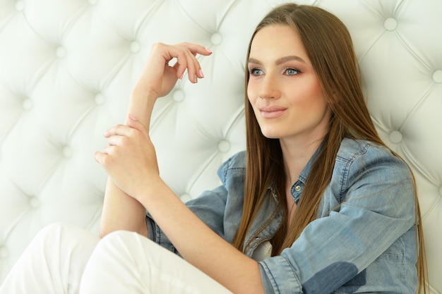 Portrait d'une belle jeune femme se bouchent