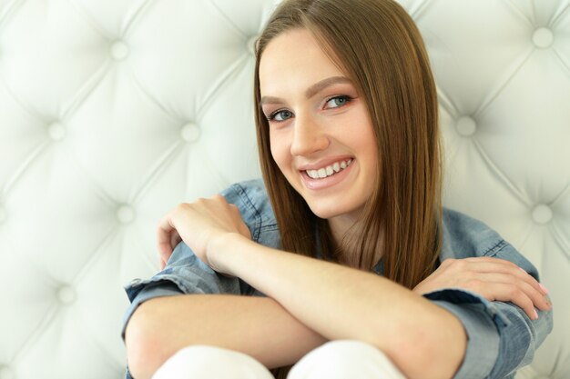 Portrait d'une belle jeune femme se bouchent