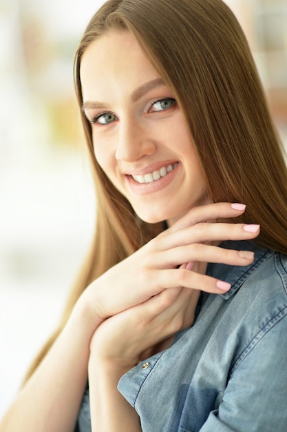 Portrait d'une belle jeune femme se bouchent