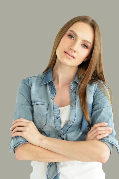 Portrait d'une belle jeune femme se bouchent