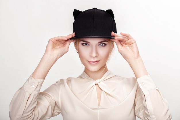 Portrait de la belle jeune femme sexy blonde en chapeau de chat. femme chat