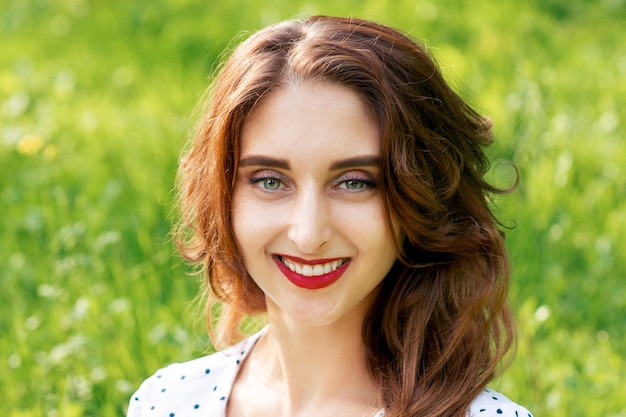 Portrait de la belle jeune femme souriante de la nature de l'été.