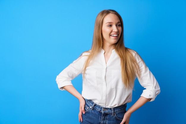 Portrait de belle jeune femme souriante en studio