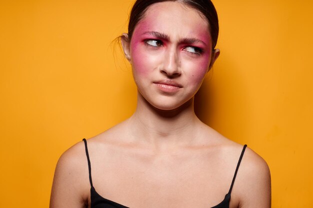 Portrait de la belle jeune femme sourire maquillage rose vif émotions cosmétiques fond jaune inchangé