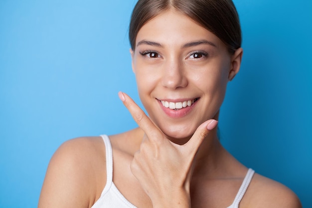 Portrait d'une belle jeune femme avec un sourire parfait