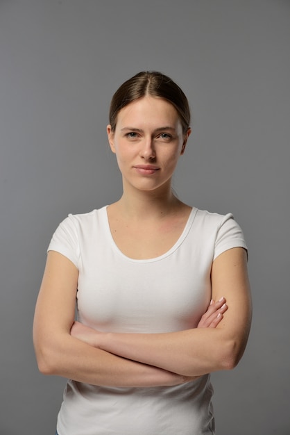 Portrait d'une belle jeune femme en t-shirt blanc