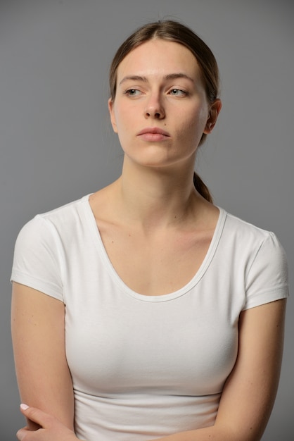 Photo portrait d'une belle jeune femme en t-shirt blanc