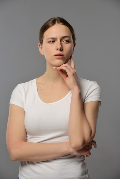 Portrait d'une belle jeune femme en t-shirt blanc