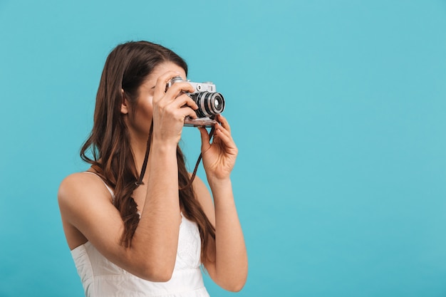 Portrait d'une belle jeune femme tenant un appareil photo