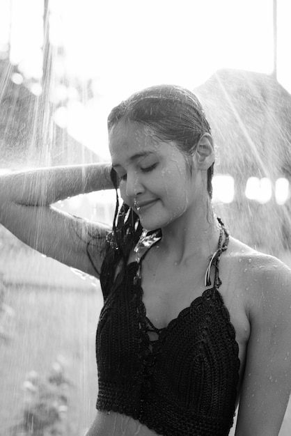 Portrait d'une belle jeune femme touristique asiatique profitant de vacances sur l'île de Koh Lanta en Thaïlande