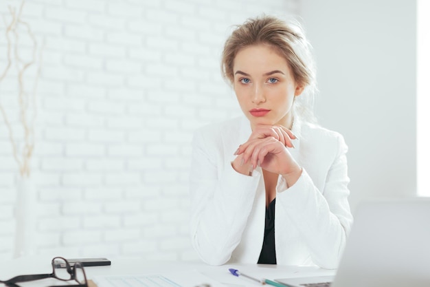 Portrait de la belle jeune femme travaillant au bureau