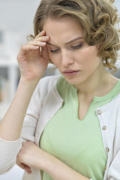 Photo portrait d'une belle jeune femme triste