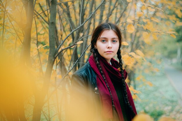 Portrait d'une belle jeune femme en veste noire à l'automne