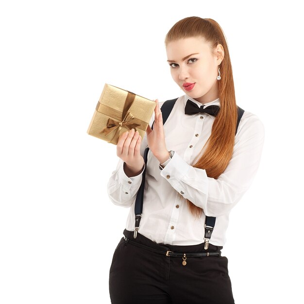 Portrait de la belle jeune femme en vêtements stricts avec noeud papillon isolé sur blanc