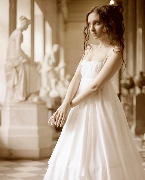 Portrait d'une belle jeune femme victorienne en robe blanche