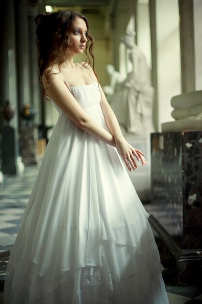 Portrait d'une belle jeune femme victorienne en robe blanche