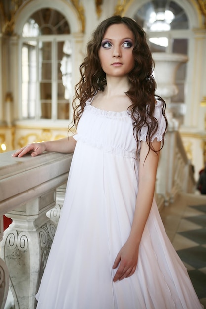 Portrait d'une belle jeune femme victorienne en robe blanche