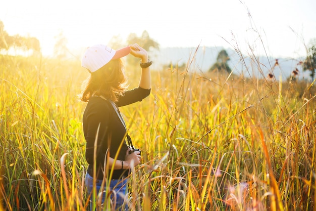 Portrait d&#39;une belle jeune femme voyageur regarde avec caméra profiter de la nature l&#39;été