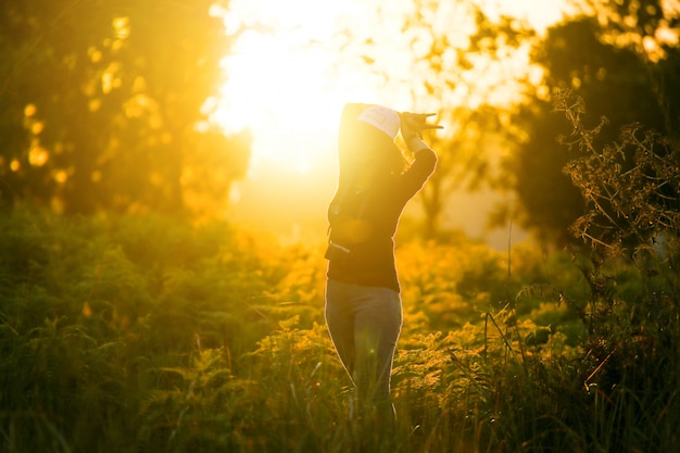 Portrait d&#39;une belle jeune femme voyageur regarde avec caméra profiter de la nature l&#39;été