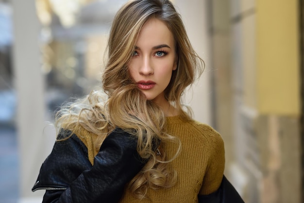 Portrait d'une belle jeune femme