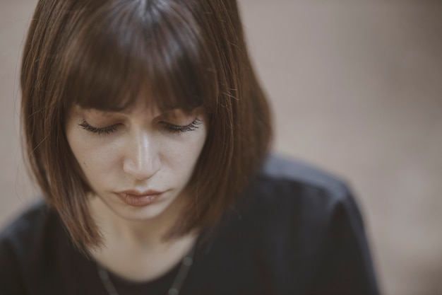 Portrait d'une belle jeune femme