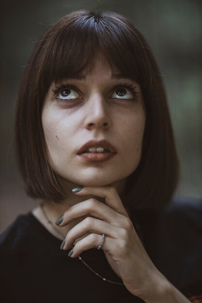 Portrait d'une belle jeune femme